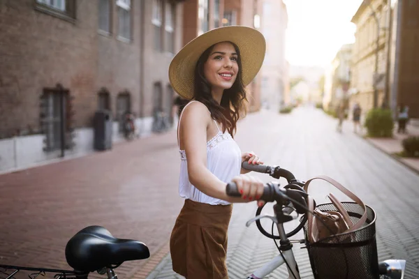 Retrato de una hermosa mujer disfrutando del tiempo en bicicleta — Foto de Stock