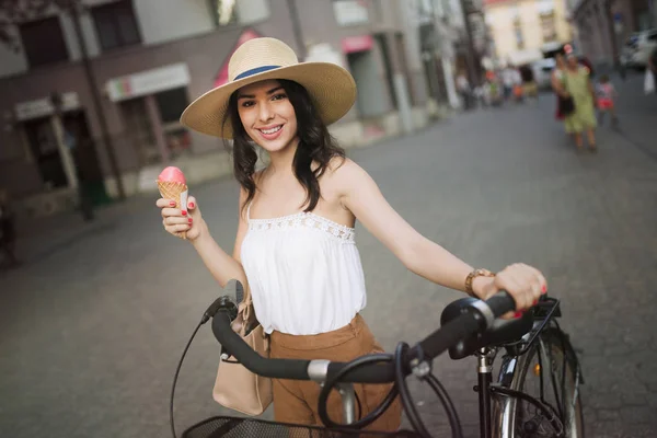 Porträt einer schönen Frau, die die Zeit auf dem Fahrrad genießt — Stockfoto