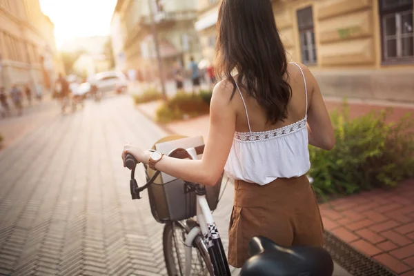 Retrato de una hermosa mujer disfrutando del tiempo en bicicleta — Foto de Stock