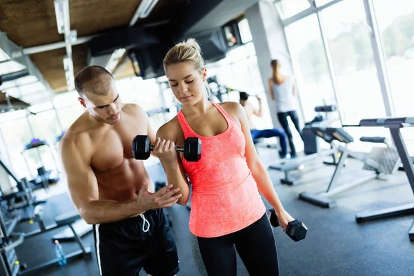 Mujer Adulta Joven Haciendo Ejercicios Para Bíceps Gimnasio Con Entrenador — Foto de Stock