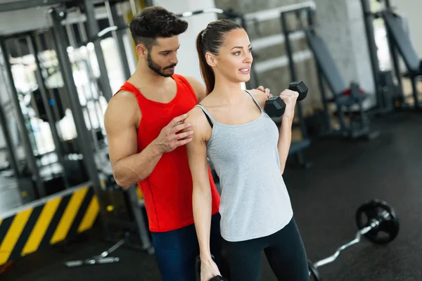 Mujer Adulta Joven Haciendo Ejercicio Gimnasio Haciendo Bíceps Con Entrenador — Foto de Stock