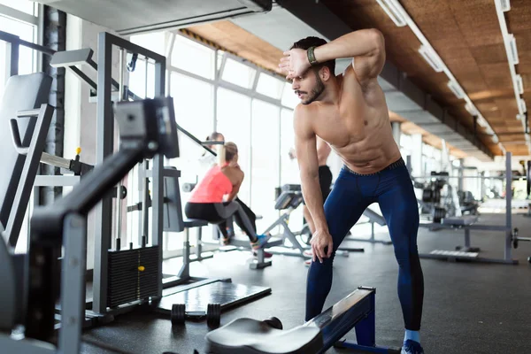 Hombre Forma Tomando Descanso Hacer Ejercicio Gimnasio — Foto de Stock