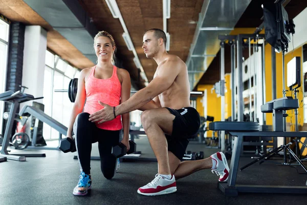 Jovem Mulher Atraente Fazendo Exercício Lunge Ginásio Com Treinador — Fotografia de Stock