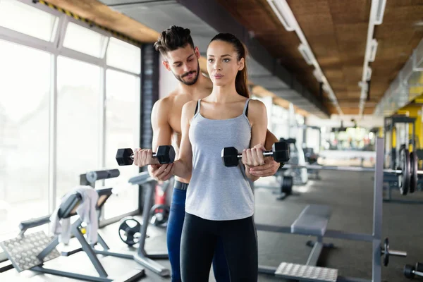 Mujer Joven Haciendo Ejercicios Para Bíceps Gimnasio Con Entrenador — Foto de Stock