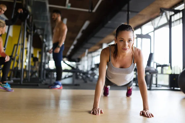 Jovem Mulher Bonita Fazendo Exercícios Resistência Ginásio — Fotografia de Stock