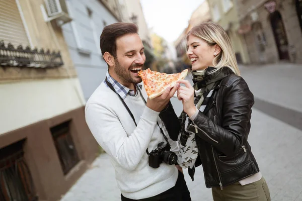 Paar teilt sich ein Stück Pizza — Stockfoto