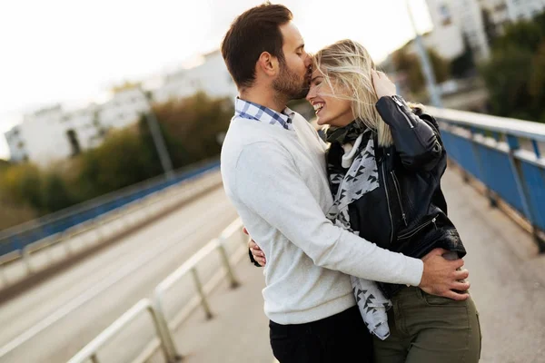 Feliz jovem casal abraçando — Fotografia de Stock