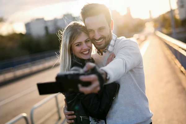 Belo jovem casal fazendo selfie — Fotografia de Stock