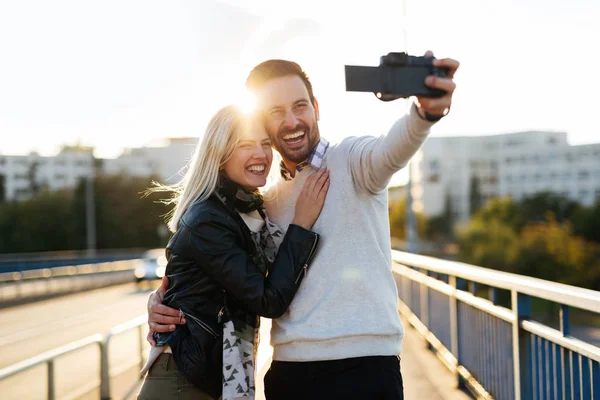 Bella giovane coppia fare selfie — Foto Stock