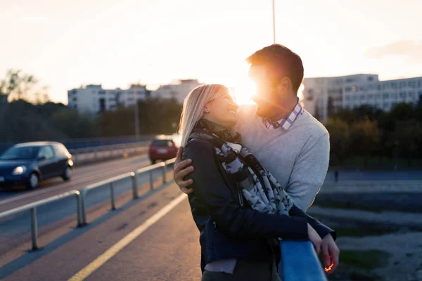 幸せな若いカップルの抱擁 — ストック写真