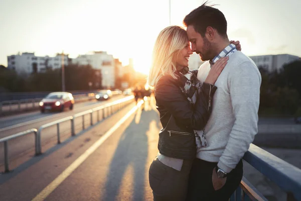 Feliz jovem casal abraçando — Fotografia de Stock