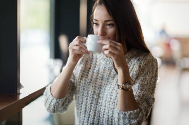 Kahve içen güzel kadın. 