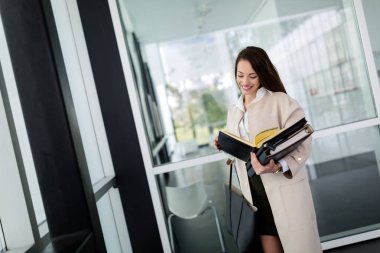 güzel ve çekici bir işkadını poz