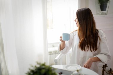 Bir fincan kahveli genç bayan.