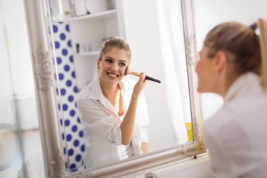 Kız banyoda makyaj uygulamak