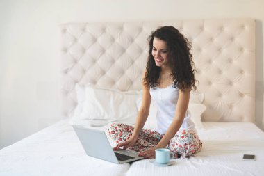 Bilgisayar kullanan genç bir kadın.