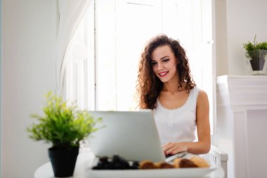 Dizüstü bilgisayar kullanan güzel bir kadın.