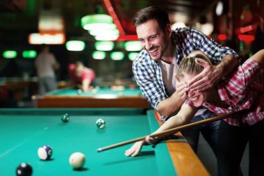 Genç çift birlikte havuz çalmaya 