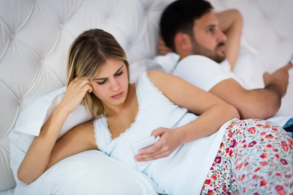 Casal jovem na cama com problemas — Fotografia de Stock