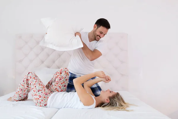Щаслива пара бореться з подушками — стокове фото