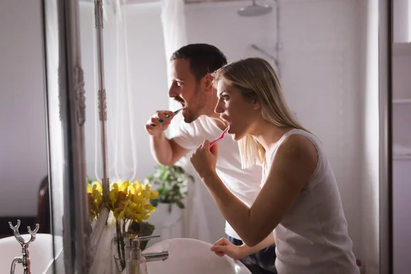 魅力的なカップル洗濯歯 — ストック写真