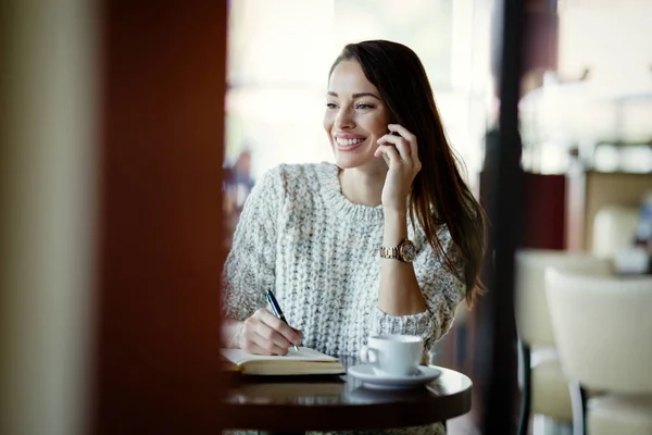 Gyönyörű nő beszél telefonon — Stock Fotó