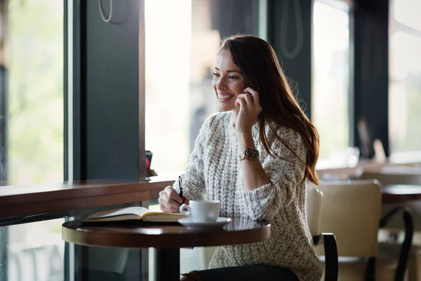 Kvinnan pratar telefon i restaurang — Stockfoto