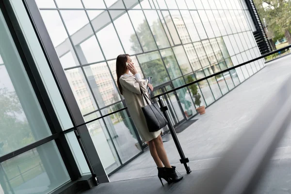 Businesswoman talking on cellphone — Stock Photo, Image