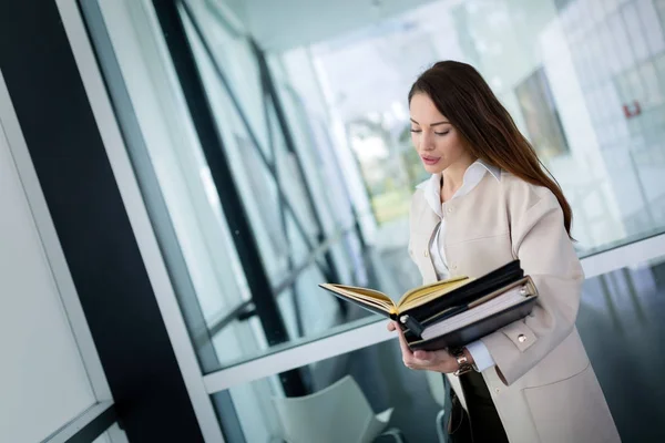 Mujer de negocios mirando los archivos en la oficina — Foto de Stock