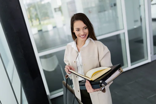 Businesswoman holding files in hands — Stock Photo, Image