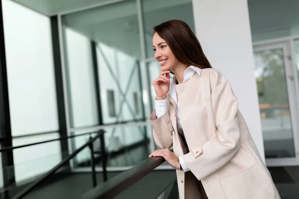 Businesswoman standing in office — Stock Photo, Image