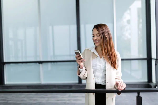 Бізнес-леді смс на мобільному телефоні — стокове фото