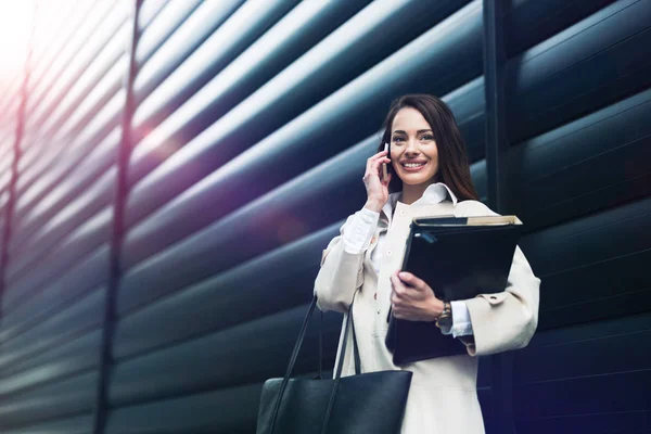 Donna d'affari camminare e parlare — Foto Stock