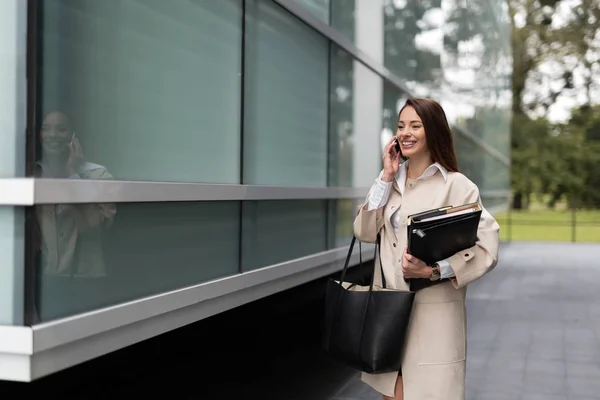 Donna d'affari camminare e parlare — Foto Stock