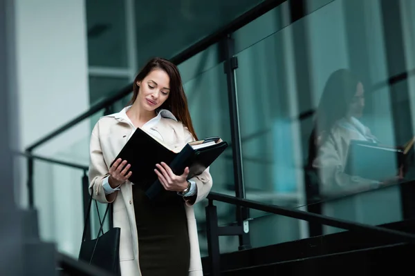 Mujer de negocios mirando los archivos — Foto de Stock