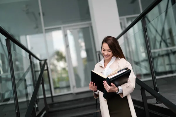 Mujer de negocios mirando los archivos — Foto de Stock