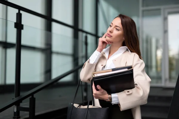 Attractive businesswoman posing — Stock Photo, Image