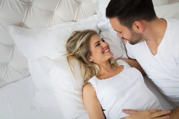 Uomo e donna che hanno tempi romantici — Foto Stock