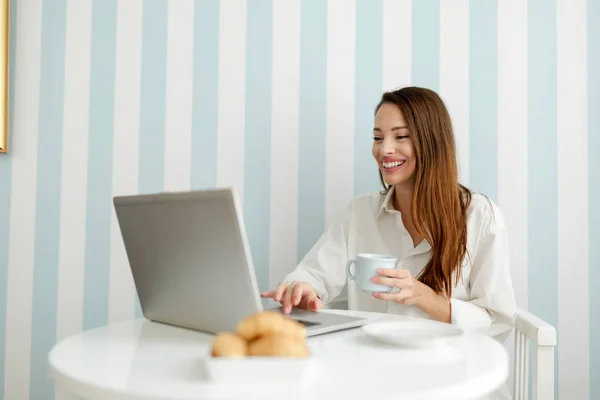 Giovane bella donna utilizzando il computer portatile — Foto Stock