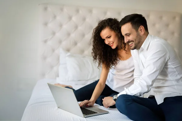 Paar samen kijken op laptop — Stockfoto