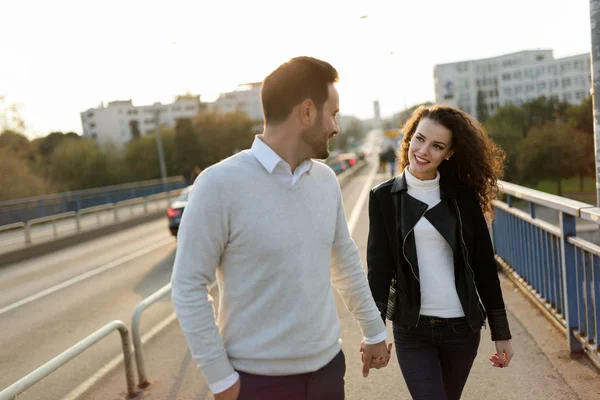 Gelukkige jonge paar wandelen — Stockfoto