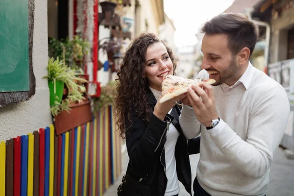 Paar teilt sich eine Pizza — Stockfoto