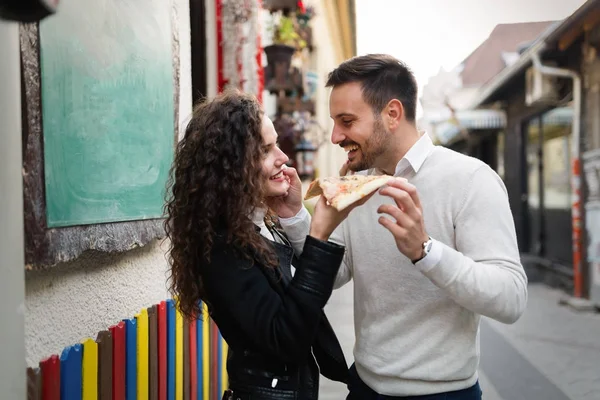 Paar teilt sich eine Pizza — Stockfoto