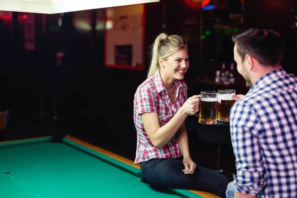 Paar trinkt Bier und spielt Snooker — Stockfoto