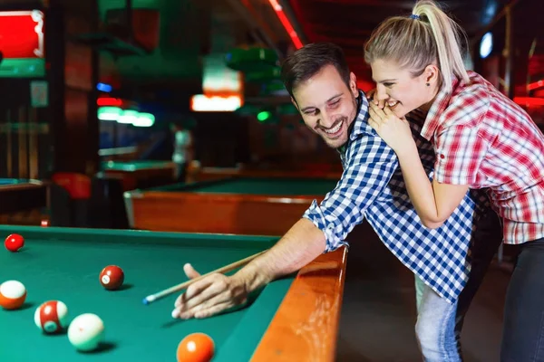 Paar trinkt Bier und spielt Snooker — Stockfoto