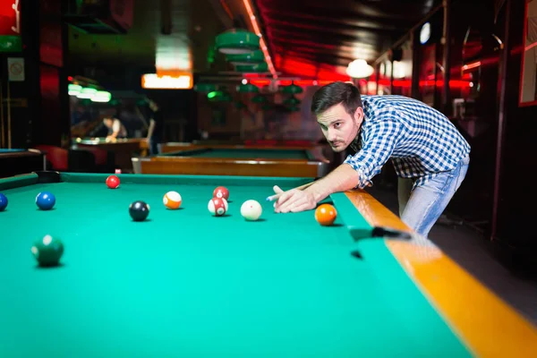 Handsome man playing pool — Stock Photo, Image