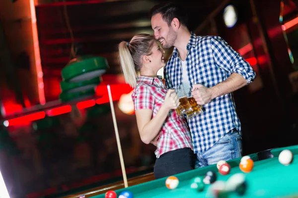 Paar trinkt Bier und spielt Snooker — Stockfoto