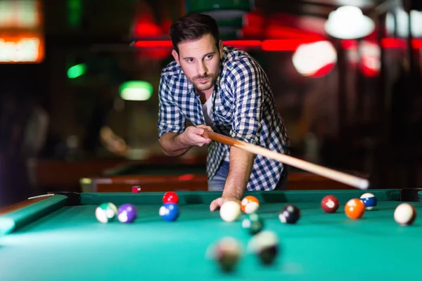 Schöner Mann spielt Pool — Stockfoto