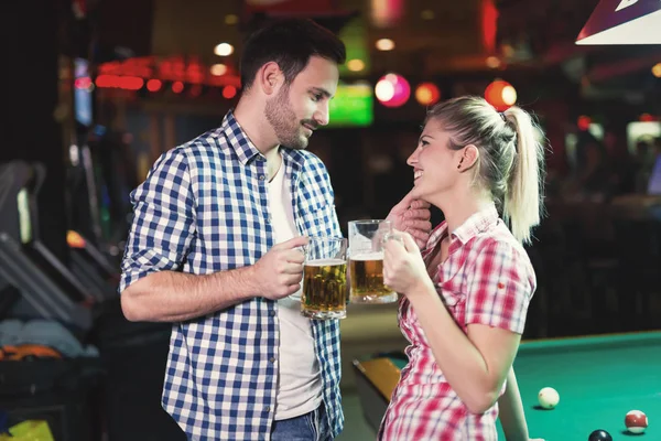 Pareja feliz bebiendo cerveza — Foto de Stock