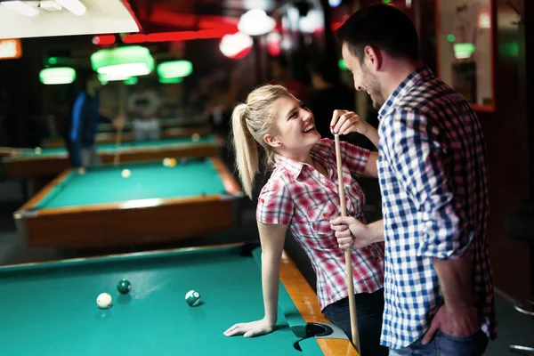 Молода пара грає разом басейн в барі — стокове фото